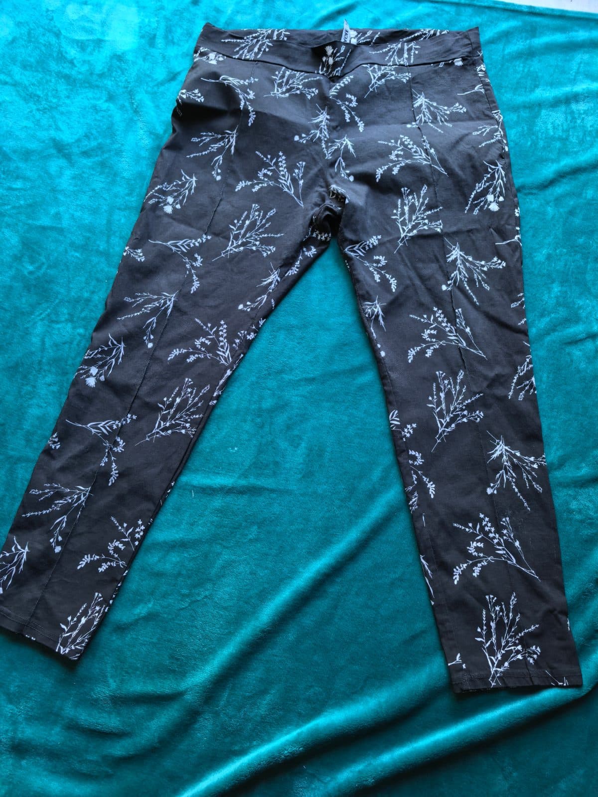 Black floral print pull-on cropped trousers, photo 2