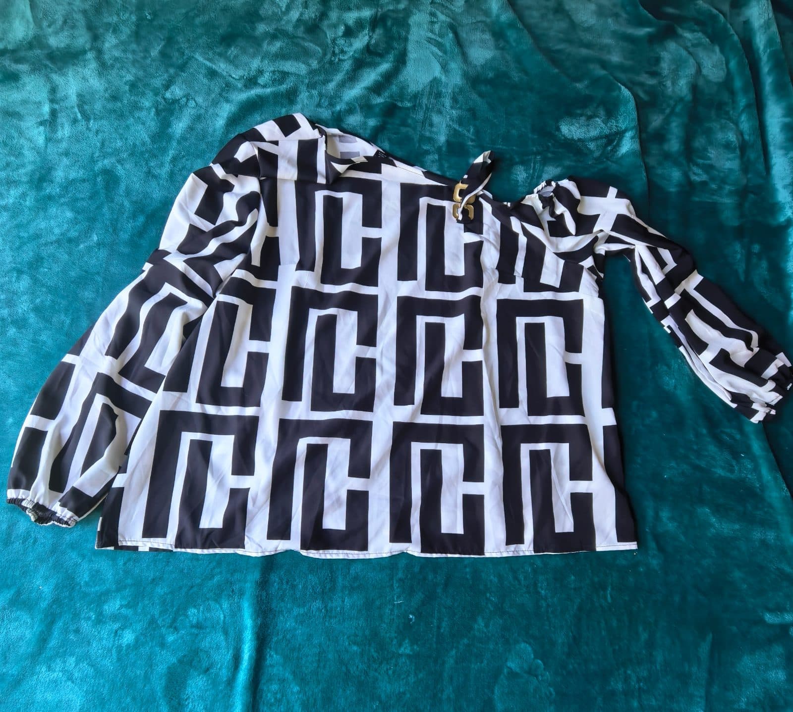 Black and white geometric print asymmetric neckline blouse, photo 2